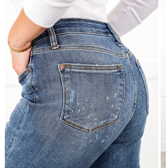 Judy Blue Boyfriend Jeans in Classic Blue with bleach splatter - Picture 2 of 8